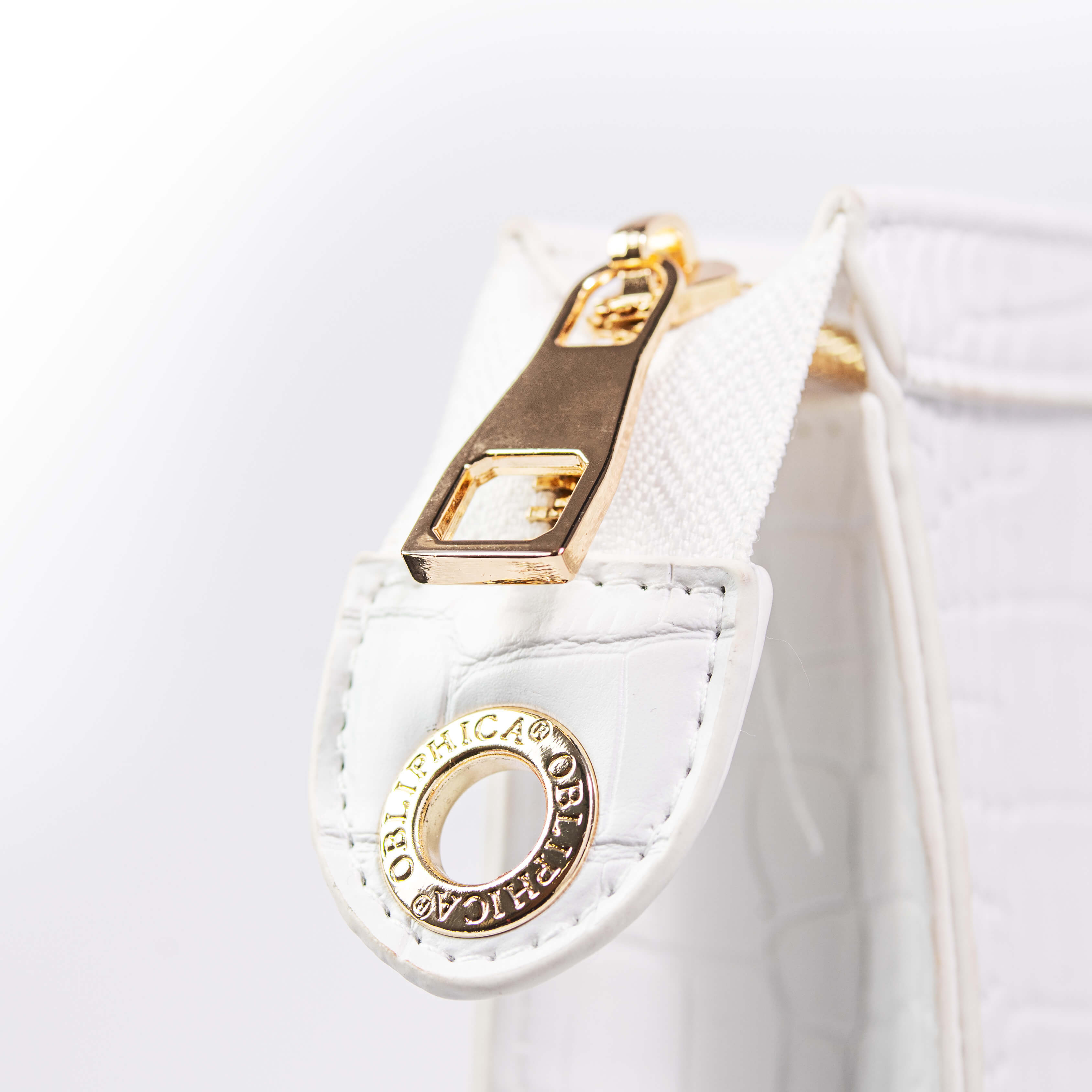 Obliphica Signature Croc Travel White Bag, Zipper Close-up